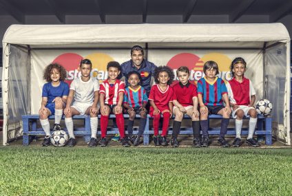 Legendarny piłkarz Deco został Menedżerem Dziecięcej Eskorty MasterCard na Finał Ligi Mistrzów UEFA 2014