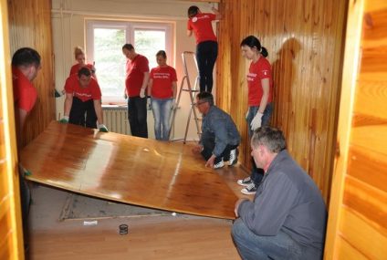 Wolontariusze Banku BPH budują salę stymulacji polisensorycznej