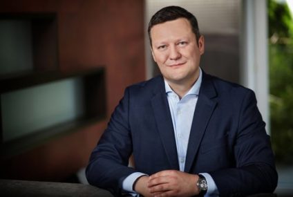 Gotówka znika z banków, ale nie z portfeli