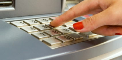 Czy organizacje płatnicze podniosą opłatę bankomatową?