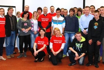 Wolontariusze Banku BPH pomagają młodzieży z Hufca Pracy w Skierniewicach