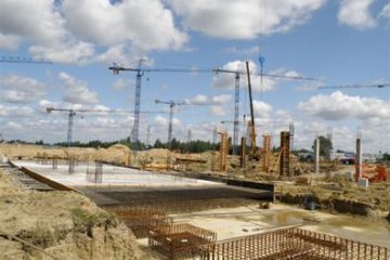 Platini, most tymczasowy, fundamenty i pierwsze elementy naziemne – stadionowy zawrót głowy Platini, most tymczasowy, fundamenty i pierwsze elementy naziemne – stadionowy zawrót głowy