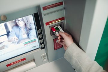 Pieniądze pozostawione w bankomacie – jak zwrócić je właścicielowi, jak je odzyskać?