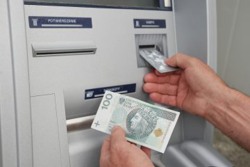 Wchodzą w życie nowe cenniki mBanku i Pocztowego. Rosną opłaty za korzystanie z bankomatów