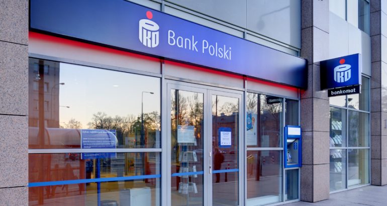 Procedury bezpieczeństwa PKO BP nie zatrzymały oszustwa. Klientka wypłaciła 96 tys. zł