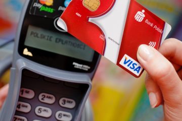 W Czechach, na Słowacji i we Włoszech zbliżeniowo kartą i smartfonem, w Meksyku i na Zanzibarze gotówką – tak Polacy płacą na zagranicznych feriach