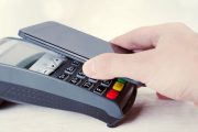 Klienci mBanku i Orange Finanse mogą płacić kartą w terminalach jeszcze zanim ją otrzymają