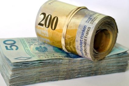 Raty części kredytów we frankach znów niższe niż w złotych