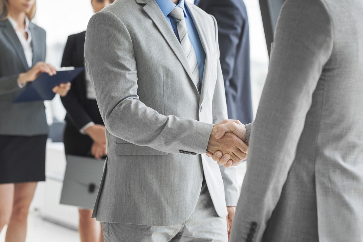 Finish handshake вылетает. Finishing handshake. Successful Business deal.