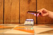 Getin Bank rezygnuje z HCE w obecnej formie. Powiąże aplikację z Google Pay tak, jak to zrobił mBank