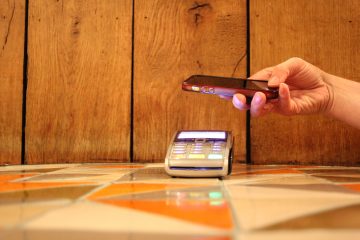 Płatność telefonem coraz popularniejszą formą zapłaty bezgotówkowej – wyniki badania ARC