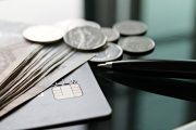 Najpierw rachunki i zaplanowane wydatki, potem inwestycje i przyjemności. Tak Polacy zarządzają swoimi pieniędzmi