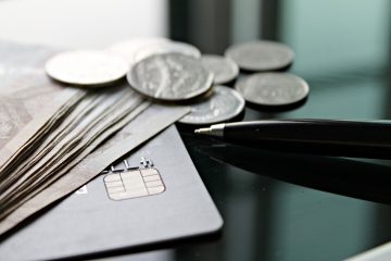 Koszty instrumentów płatniczych na rynku polskim – raport NBP