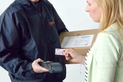 Już u wszystkich kurierów Poczty można płacić kartą lub Blikiem