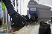 Rękawiczki, pamiątkowe naklejki oraz przypinki - nowe gadżety płatnicze na Igrzyska Olimpijskie od Visy