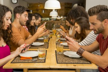 Pierwsze konto bankowe młodzi zakładają jeszcze przed „osiemnastką”. Wyniki badania ZBP