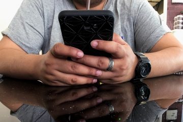 Mężczyźni zdecydowanie częściej niż kobiety korzystają z bankowości mobilnej. Wyniki badania