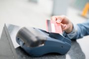W salonach Apart czas się zatrzymał? Płatność tylko kartą imienną lub gotówką