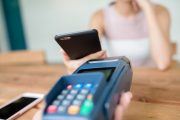 Kościół anglikański idzie z duchem czasu. Otwiera się na karty zbliżeniowe, Google Pay i Apple Pay