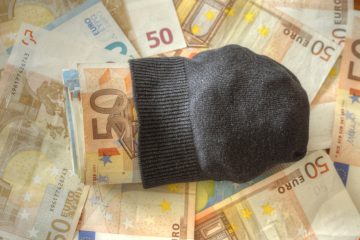 Ponad połowa Polaków wciąż trzyma oszczędności „w skarpecie”