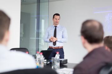 Ile zarabiały osoby z wykształceniem wyższym w pierwszym roku pracy w 2018 roku?