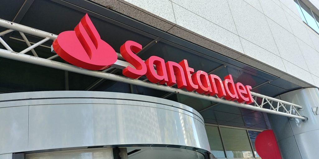 Gerry Byrne, przewodniczący rady nadzorczej Santandera, złożył rezygnację