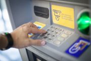 Klienci Banku Pekao mogą już dokonywać wpłat Blikiem w bankomatach Euronet i Planet Cash