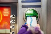 Przełomowy moment – na świecie ubywa bankomatów