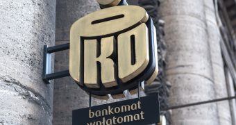 „Znaki Pana Śliwki” ruszają w trasę po Polsce. PKO BP zaprasza w podróż poświęconą ikonie polskiego designu