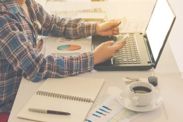 Polacy cenią sobie bankowość mobilną i online. Sprawdź za co