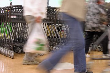 Wypłaty w sklepach tańsze niż w bankomatach, a i tak nie korzystamy [Bankier.pl]