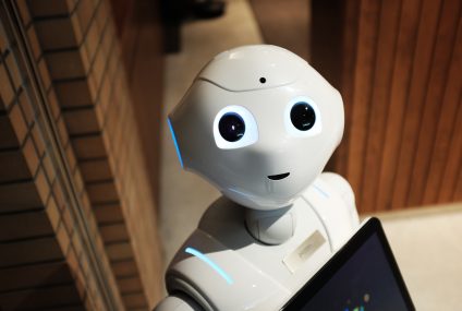 41% Polaków boi się, że sztuczna inteligencja zawładnie światem, a co trzeci pracownik ma obawy, że zastąpią go roboty - wyniki badania