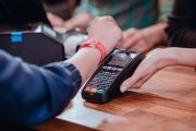 Już blisko 90 proc. płatności kartami w terminalach POS realizujemy zbliżeniowo