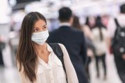 Pracownik banku może poprosić o uchylenie maseczki