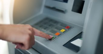 Bez karty i smartfona nie ma dostępu do własnych pieniędzy. Żaden przepis tego nie zauważa