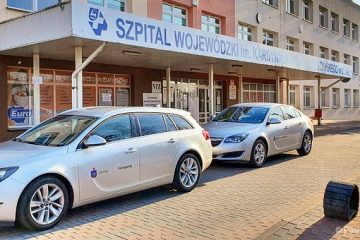 Pierwsze ze 120. aut przekazanych przez Grupę Kapitałową PKO BP na walkę z epidemią trafiły do służb medycznych i sanitarnych