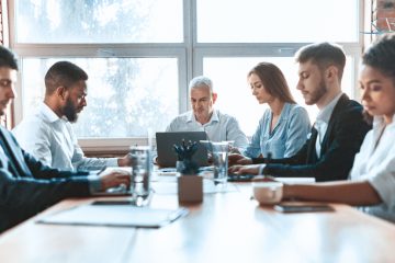 Wyższe płace i więcej wakatów – kolejny miesiąc pandemii na rynku pracy