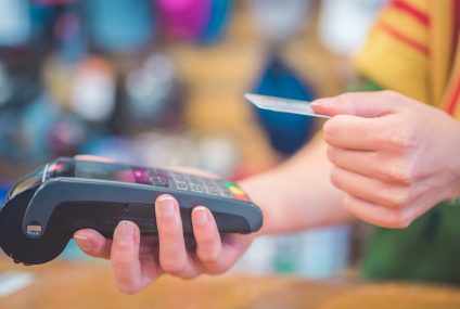 Mastercard proponuje bonusy użytkownikom kart firmowych. Można skorzystać z dodatkowego ubezpieczenia lub pakietu transmisji danych