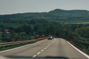 Samochodem na wakacje w Polsce. Jakie assistance przyda się w trasie?