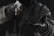 Napady na banki przechodzą do lamusa. Przestępcy wolą łupić bankomaty