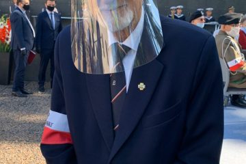 Pekao Leasing podarowało przyłbice dla Muzeum Powstania Warszawskiego Pekao Leasing podarowało przyłbice dla Muzeum Powstania Warszawskiego