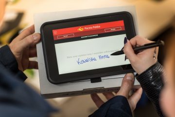 Listonosze Poczty Polskiej oferują kredyty Banku Pocztowego przez tablety