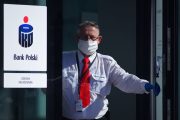 Bankowcy w czasie epidemii. Praca na zmiany i maseczki przy biurku