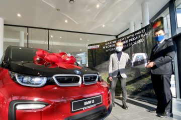 Wielka loteria Banku Pekao rozstrzygnięta. 25-latek z Kielc zwycięzcą samochodu BMW i3