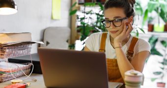 Plaga „romansowych oszustw”. Blisko 40 proc. pokrzywdzonych w sieci uwierzyło w fałszywą tożsamość