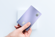 Revolut wprowadził do oferty karty w kolorze lawendowym