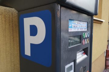 Koniec z szukaniem drobnych. Parkowanie dostępne w apkach bankowych