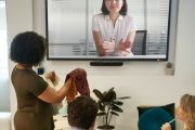 Pracownicy hybrydowi nie chcą być „poszkodowani” – wyniki raportu Poly Evolution of the Workplace