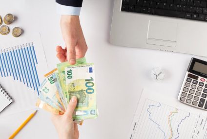 Kantor internetowy czy bank – kto oferuje lepsze kursy walut?