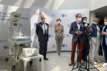 Kolejna karetka ze sprzętem do hipotermii leczniczej noworodków. Tym razem sprzęt ratujący życie trafił do Łodzi